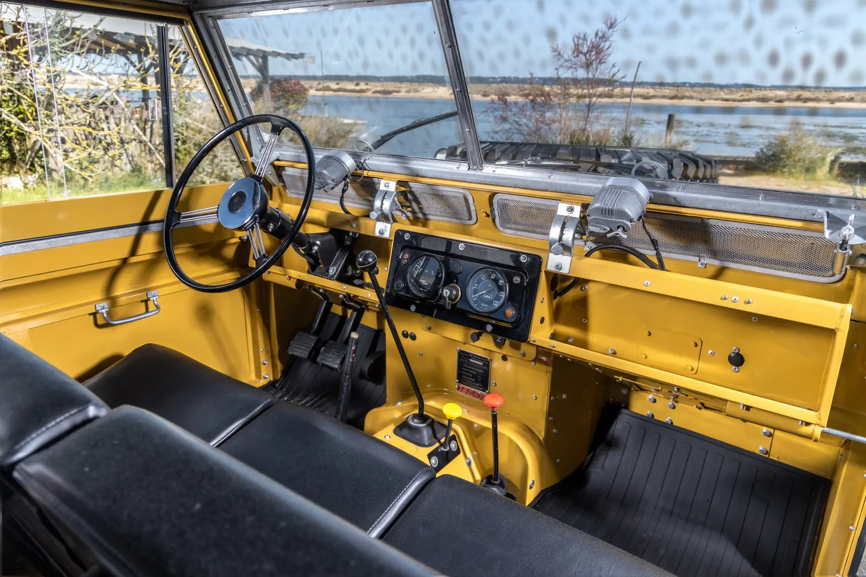 Land Rover Serie II - 109 Soft Top - Mustard Yellow Hedonic