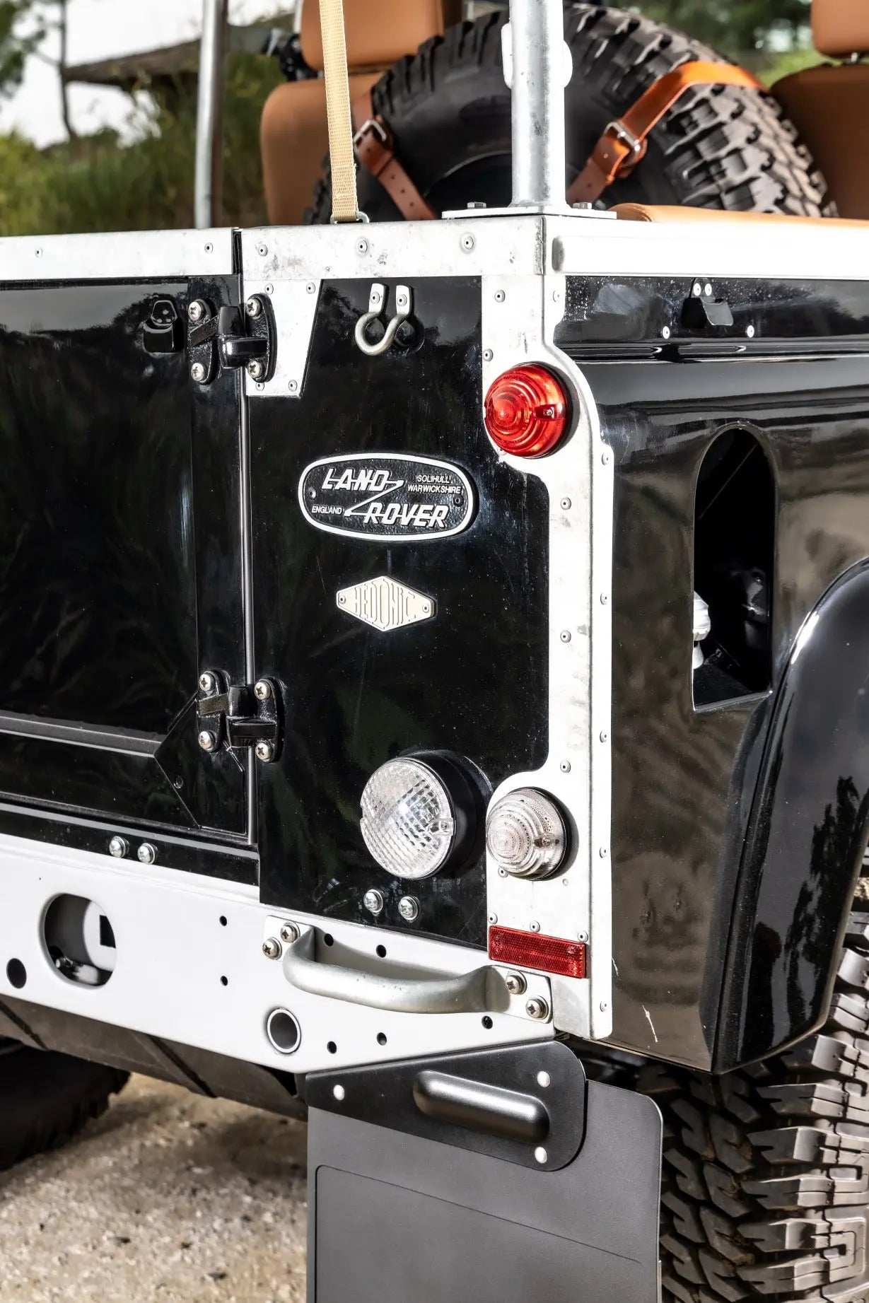 Land Rover Defender TD4 90 - Soft Top - Black/Terracota - Custom Hedonic