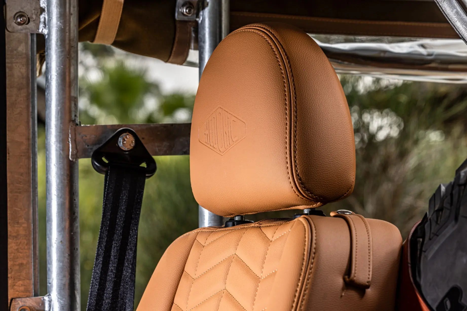 Land Rover Defender TD4 90 - Soft Top - Black/Terracota - Custom Hedonic