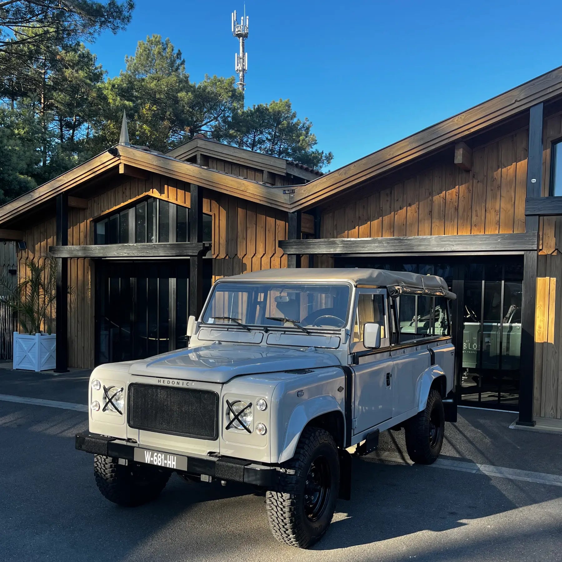 Land Rover Defender 110 V8 Soft Top - Hedonic Store