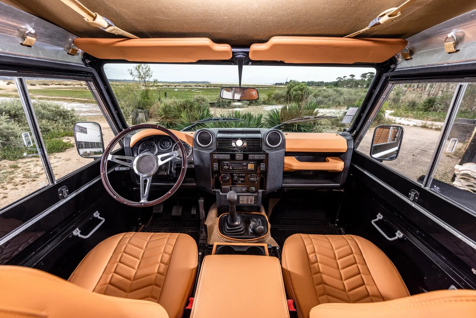 Land Rover Defender TD4 90 - Soft Top - Black/Terracota - Custom Hedonic