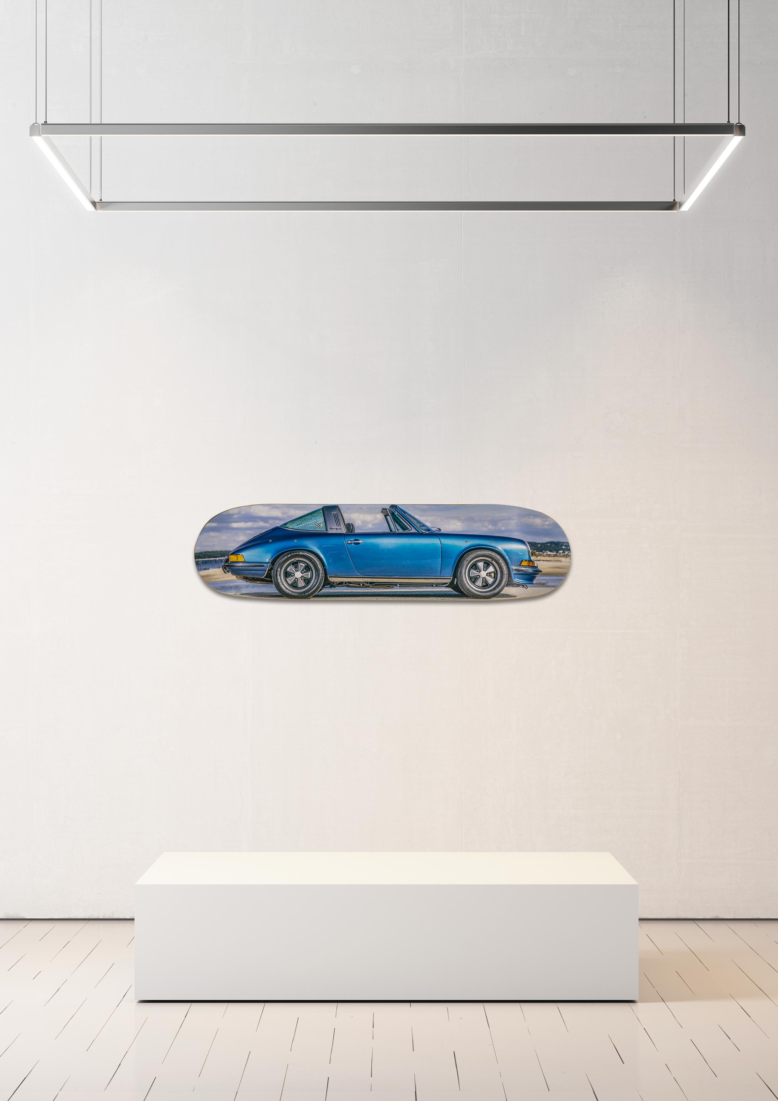 Planche de skate murale - édition très limitée Porsche 911 Targa 2,4 S bleu métallique - Serge Heitz