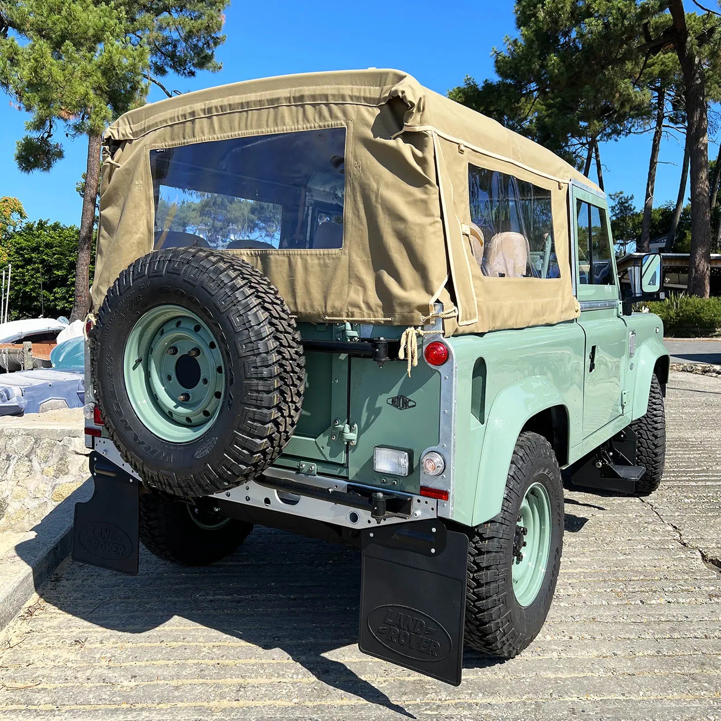 Land Rover Defender 90 TD5  Heritage Green Soft Top Hedonic