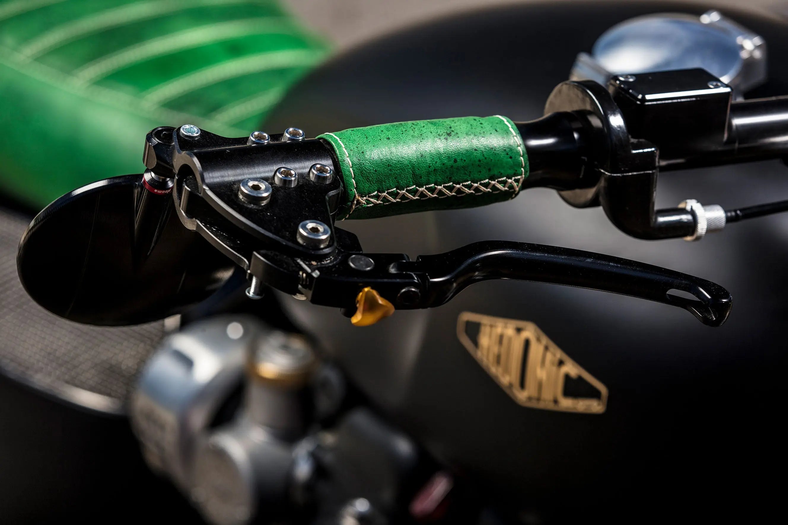 Moto Neo Noir & Vert Hedonic