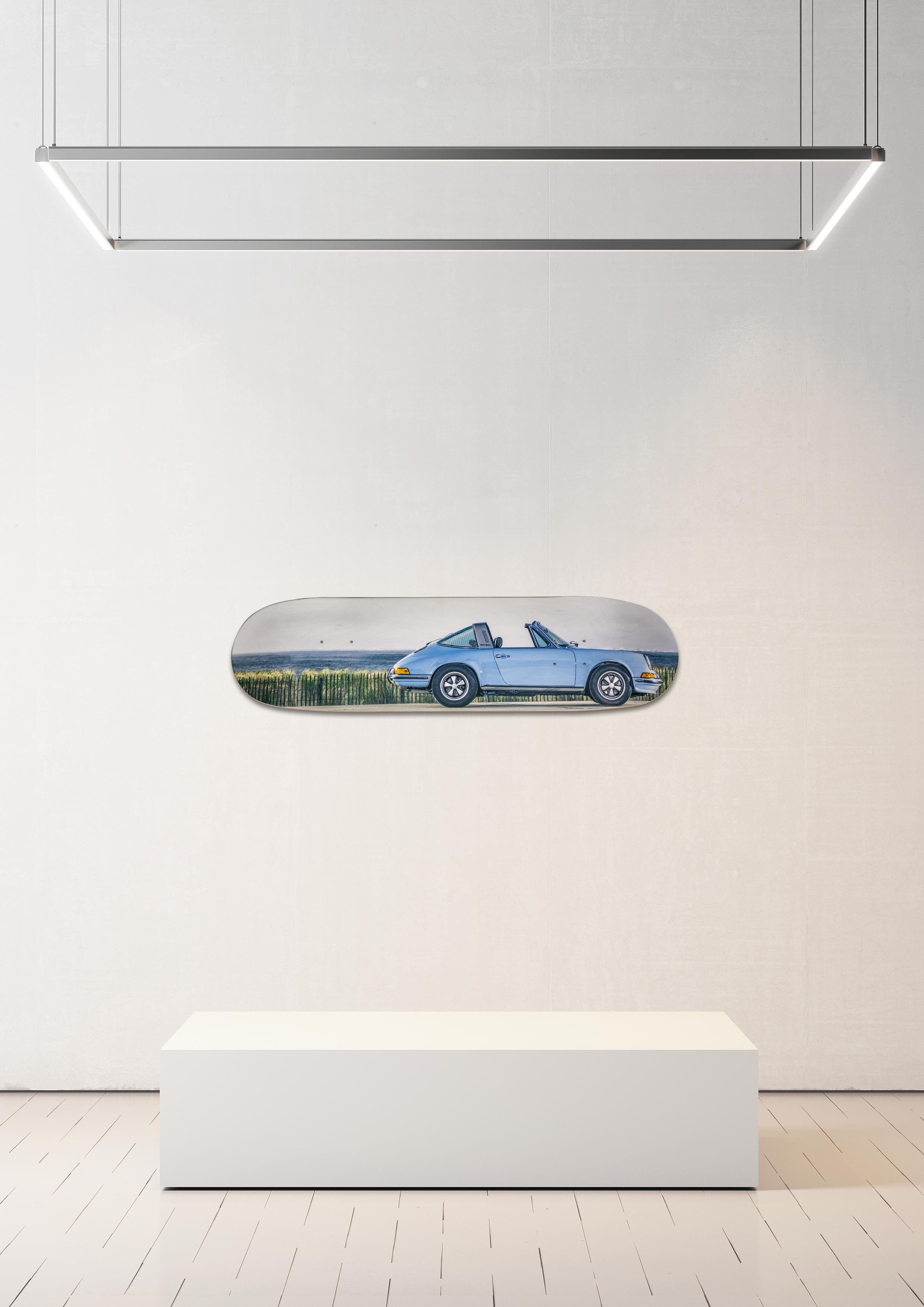 Planche de skate murale - édition très limitée Porsche 911 Targa 2,4 S bleu gulf - Serge Heitz